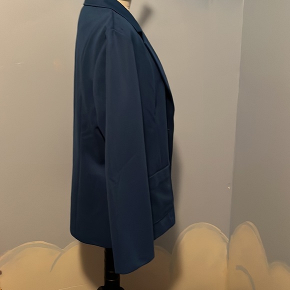 Alfred Dunner blue women’s suit jacket, size 18 (but has been altered) $15 - Picture 5 of 6